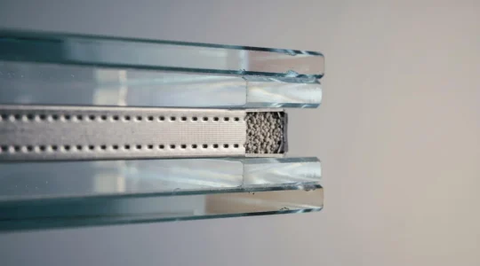 Coupe transversale technique d'un double vitrage moderne montrant les différentes couches de verre et l'espace intercalaire
