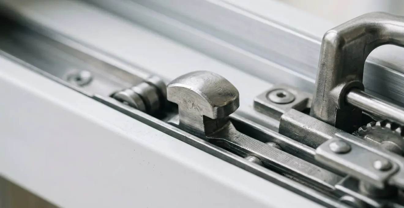 Mécanisme de crémone moderne multipoint installé sur une fenêtre contemporaine