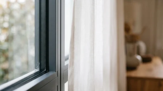 Fenêtre moderne étanche avec joint d'isolation performant assurant une protection thermique optimale sur le long terme