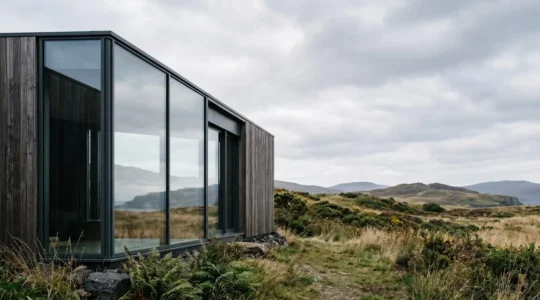 Grande façade vitrée contemporaine avec profilés aluminium ultra-fins créant un effet mur de verre sans rupture visuelle