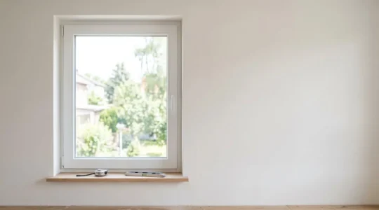 Fenêtre PVC blanche moderne installée dans un mur en rénovation avec outils de pose professionnels