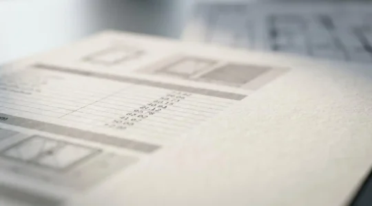 Gros plan réaliste d'une fiche technique de fenêtre montrant les coefficients de performance thermique