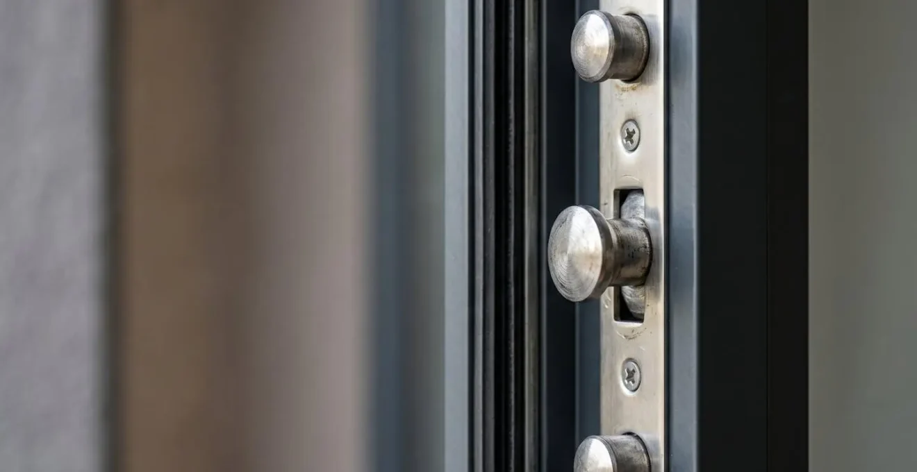 Mécanisme de verrouillage multipoints sur châssis de fenêtre moderne assurant la sécurité anti-effraction